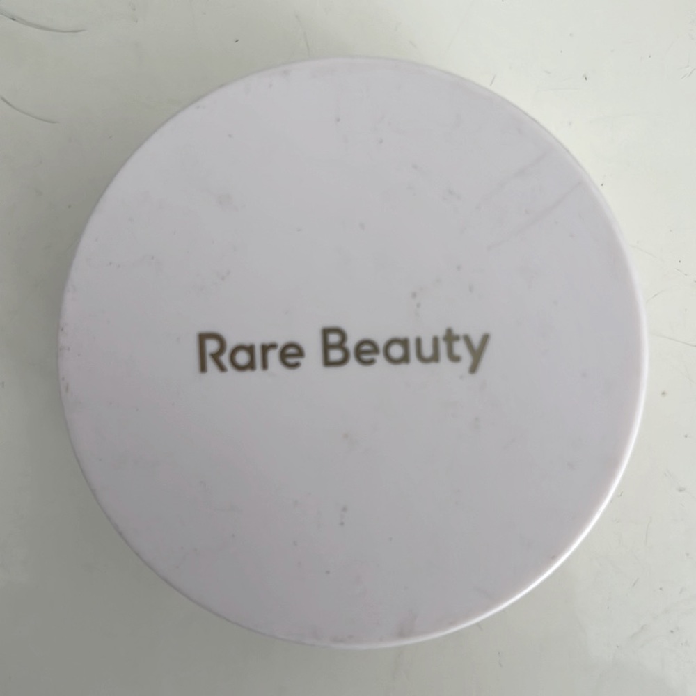Sealed Rare Beauty setting powder LIGHT